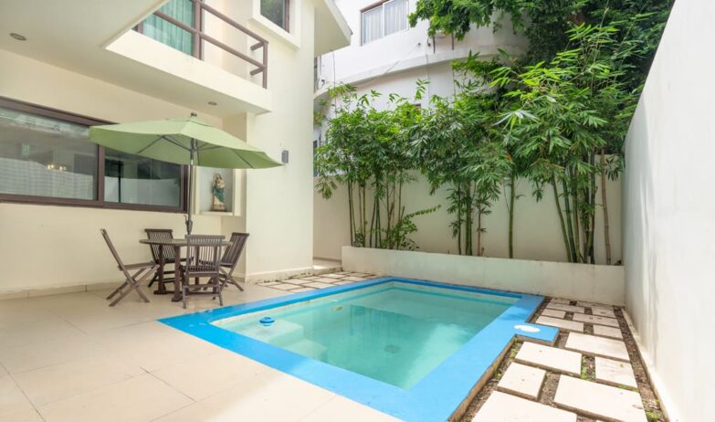 Casa Lola: Exclusividad y Tranquilidad a Pasos del Mar en Playacar Fase I