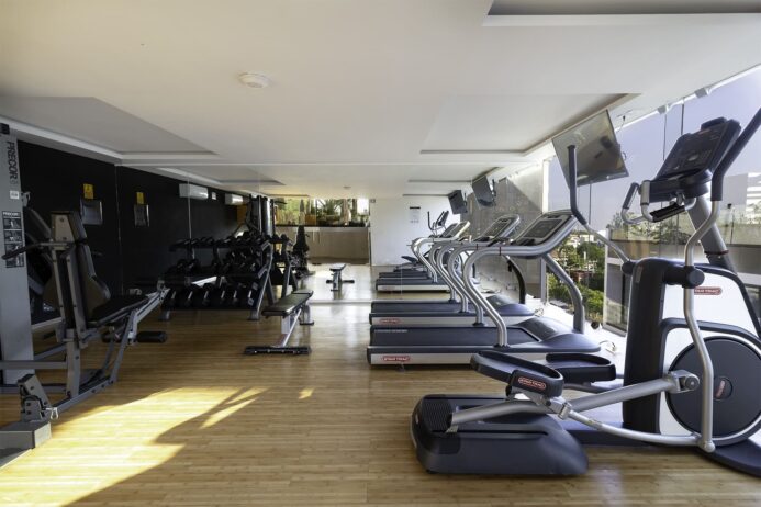 Estudio de Lujo en The Shore – Vive la Quinta Avenida a un Paso del Mar