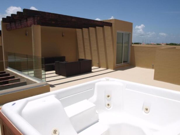 Penthouse con rooftop privado y jacuzzi en Playacar II